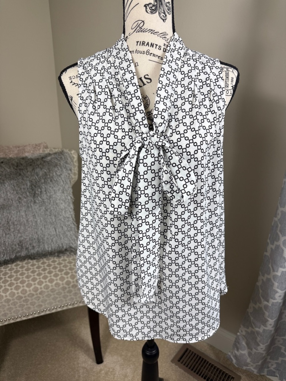 41 Hawthorn Sleeveless Tie-Neck Geometric Print Top - White/Black